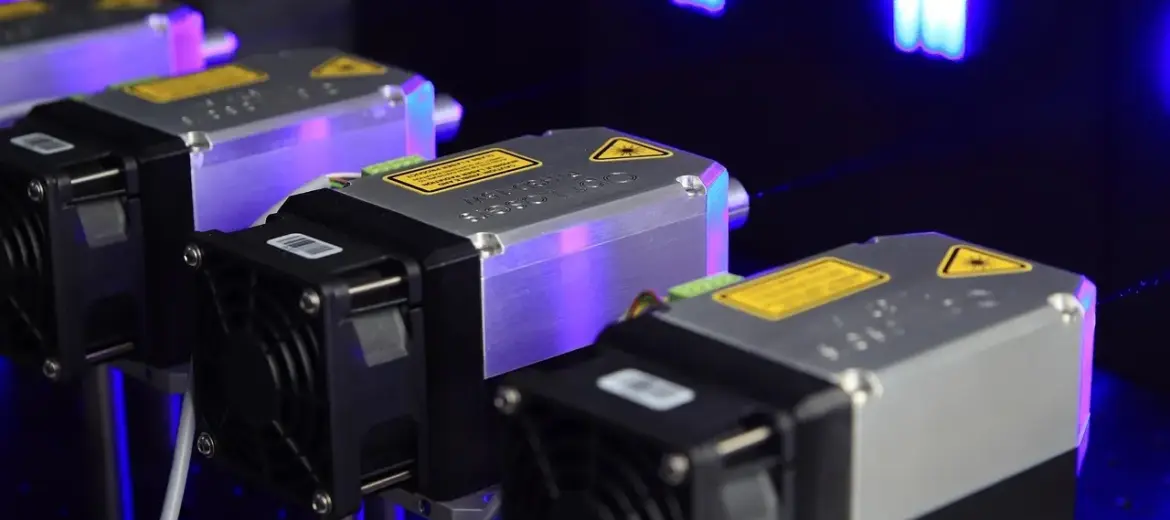 Hvordan kan jeg sikre mig, at min krydslinjelaser er stødsikker?